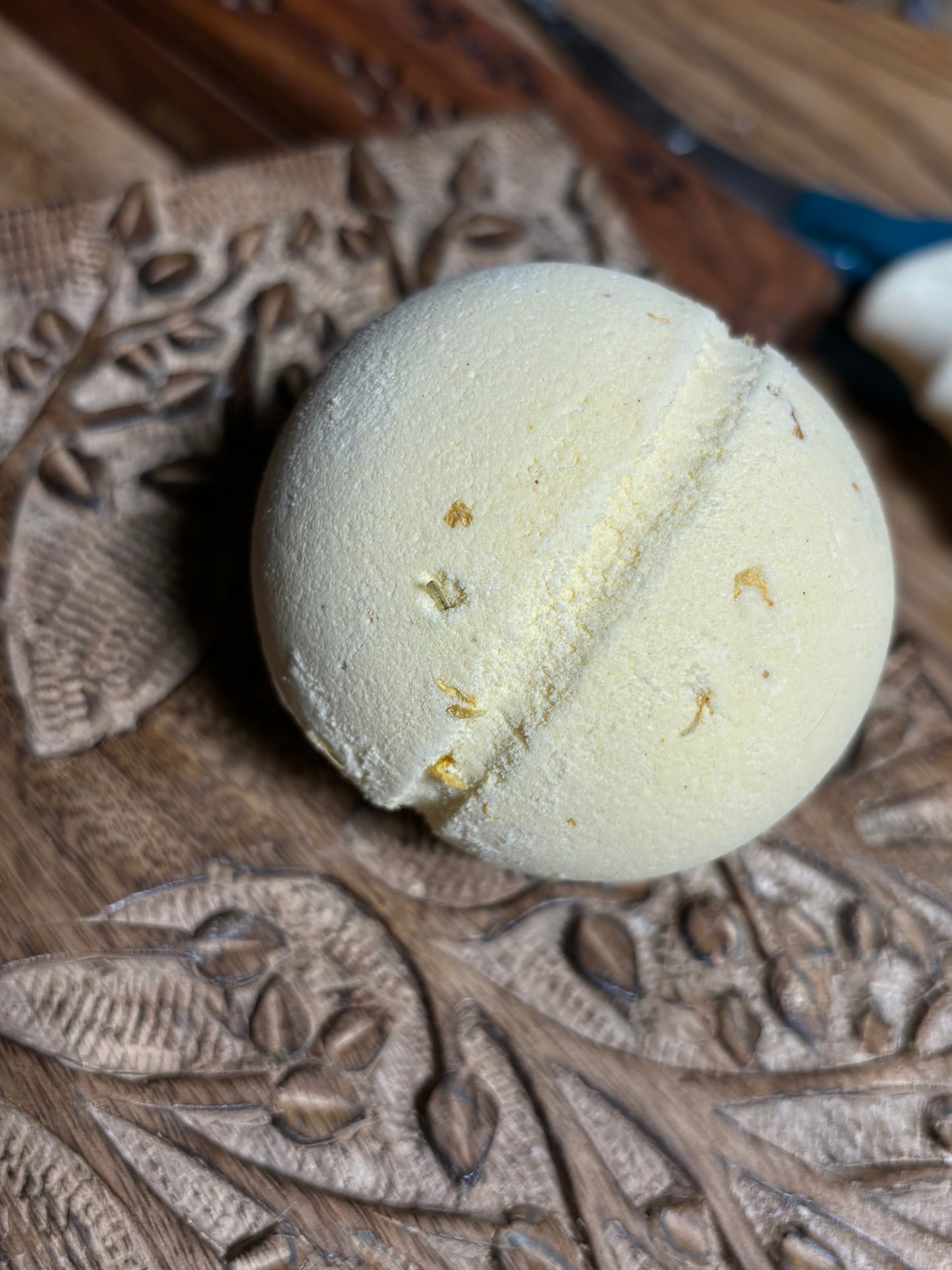 lemon, chamomile, citronella, lavender, cedarwood, tea tree, bath bomb